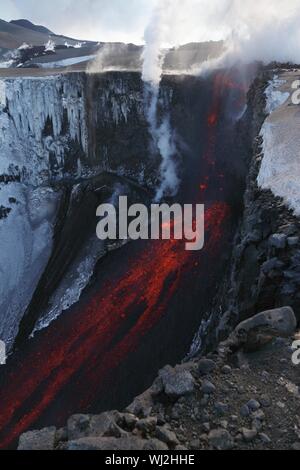 Di lava fusa e fumo di Eyjafjallajokull Fimmvorduhals in Islanda Foto Stock