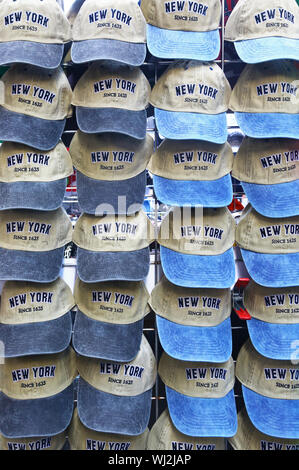 Bianco e blu i cappelli da baseball in vendita a New York Foto Stock