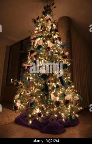 Albero di Natale decorato in una casa Foto Stock