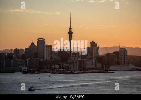 Skyline di Auckland e torre della città, vista dal Devonport, al tramonto Foto Stock