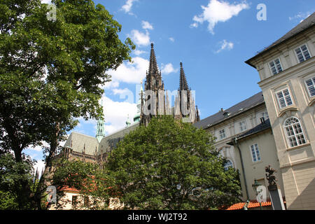San Vito la cattedrale gotica di guglie di edifici di cui sopra e gli alberi in Praga Repubblica Ceca, Europa Foto Stock