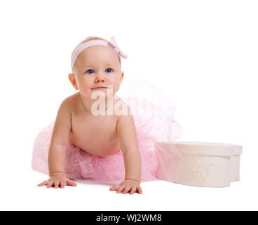 Baby Ballerina. Molto carino Happy Baby girl ballerina da indossare gonna. Isolato su bianco. Foto Stock