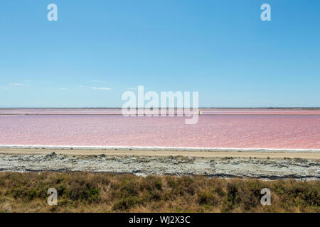 Il salin de giraud sale farm con rosa viola il mare salato acqua in man-made salin evaporazione padelle, miniere di sale in Camargue Francia Meridionale, Europa Foto Stock