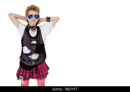 Ritratto di punk kid in abito di fantasia con le mani dietro la testa su sfondo bianco Foto Stock