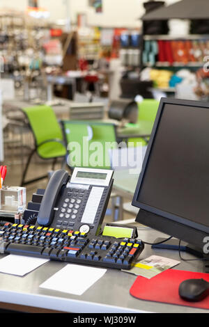 Computer con telefono fisso nel contatore del negozio Foto Stock