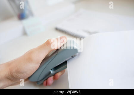 Close-up di mano d'uomo carta cucitura in office Foto Stock