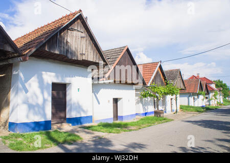 Le tradizionali cantine, villaggio zona di conservazione in Blatnice pod Antoninkem Svatym, Sud Regione della Moravia, Repubblica Ceca, Giugno 2, 2019. (CTK P Foto Stock