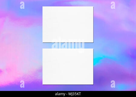 Due bianca vuota rettangolo orizzontale a5 Scheda di medie dimensioni mockups con le ombre morbide su sfondo olografica. Piatto, laici vista superiore Foto Stock