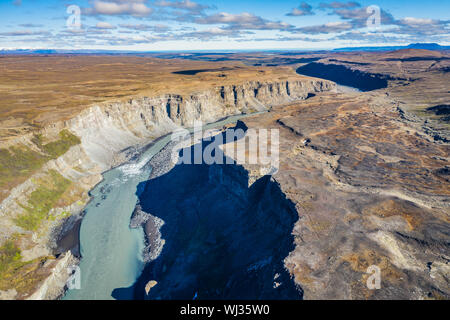 Fantastica vista del canyon vicino a cascata Hafragilsfoss. Posizione: Vatnajokull National Park, fiume Jokulsa a Fjollum, Nordest Islanda Foto Stock