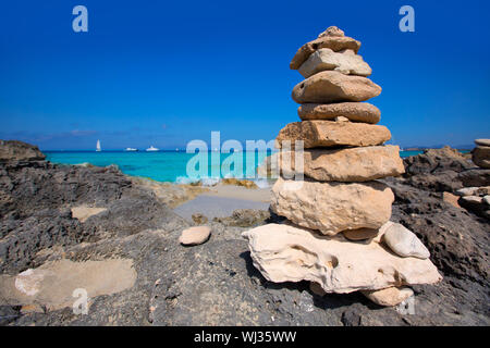 Figure in pietra sulla spiaggia a riva della spiaggia di Illetes a Formentera Mediterraneo isole baleari Foto Stock