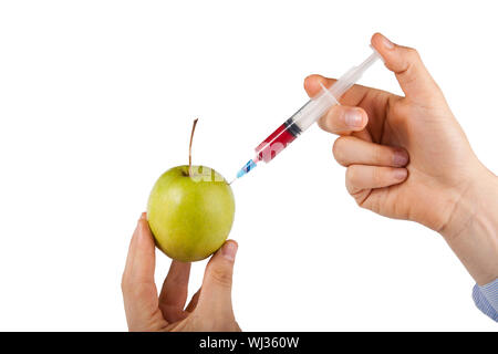 Mano d'uomo iniettare Granny Smith Apple contro uno sfondo bianco Foto Stock