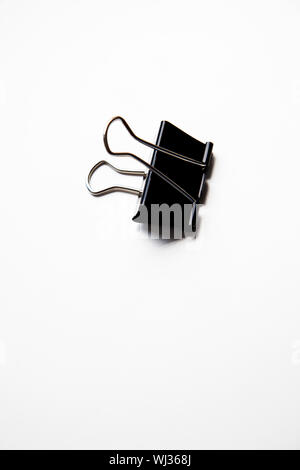 Solo legante clip su sfondo bianco Foto Stock