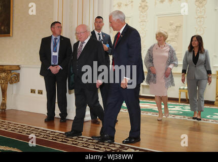 Presidente irlandese Michael D. Higgins e moglie Sabina incontro noi Vice Presidente Mike Pence e sua moglie Karen Aras un Uachtarain, Dublino, durante la sua visita ufficiale in Irlanda. Foto Stock