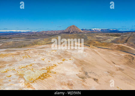 Namafjall Hverir area geotermica in Islanda. Lo straordinario paesaggio della valle di zolfo con fumatori fumarole e blu cielo nuvoloso, viaggi sfondo, turiste Foto Stock