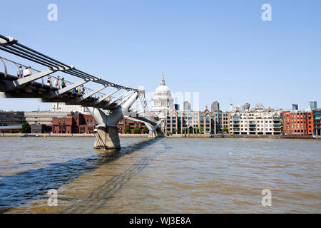 Vista del Millennium Bridge con vista della città di Londra in background Foto Stock