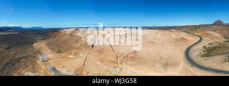 Namafjall Hverir area geotermica in Islanda. Lo straordinario paesaggio della valle di zolfo, vista panoramica del monte Namafjall e blu cielo nuvoloso, viaggi bac Foto Stock