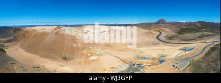 Namafjall Hverir area geotermica in Islanda. Lo straordinario paesaggio della valle di zolfo, vista panoramica del monte Namafjall e blu cielo nuvoloso, viaggi bac Foto Stock