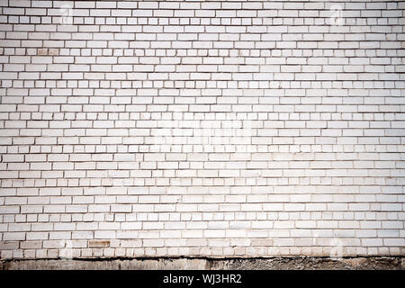 Bianco vecchio muro di mattoni texture dello sfondo. Questa sorta di mattoni è molto comune nel post paesi sovietici. Foto Stock