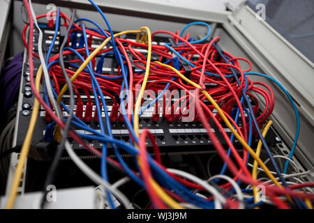 Basso angolo di intreccio di cavi in sala server presso la stazione televisiva di Foto Stock