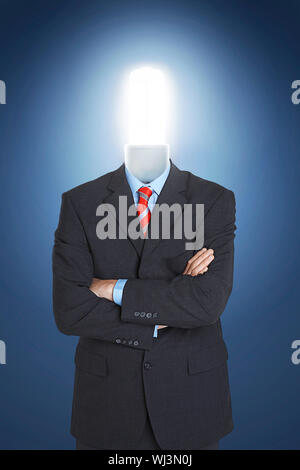 Imprenditore con economico amichevole lampadina della luce per la testa Foto Stock