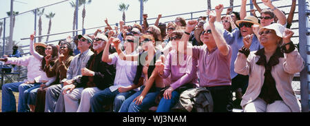 Riprese panoramiche della folla che acclamava in stadium Foto Stock