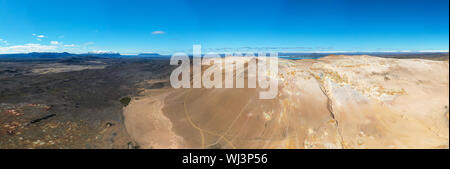 Namafjall Hverir area geotermica in Islanda. Lo straordinario paesaggio della valle di zolfo, vista panoramica del monte Namafjall e blu cielo nuvoloso, viaggi bac Foto Stock