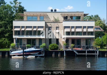 13.06.2019, Berlino, Germania, Europa - appartamento di lusso edifici sulle rive lungo il canale di Tegel e Tegel porta a Humboldtinsel isola. Foto Stock