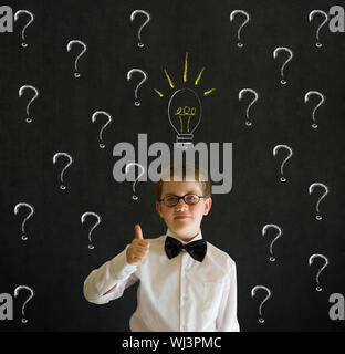 Thumbs up boy vestito come business man mettere in discussione le idee sulla lavagna sfondo Foto Stock