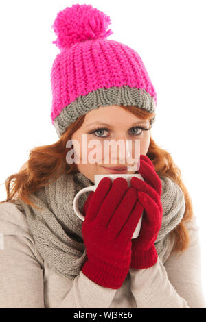 Ritratto di donna con rosa cofano, sciarpa e guanti di bere con tazza Foto Stock