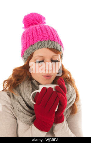 Ritratto di donna con rosa cofano, sciarpa e guanti di bere con tazza Foto Stock