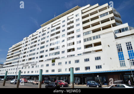 Il Marine Court appartamenti in St Leonards, Hastings. L'edificio Art Deco è basato sulla ocean liner RMS Queen Mary Foto Stock