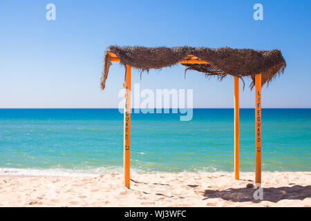 Piccola tettoia a vuoto spiaggia tropicale sulla costa atlantica Foto Stock