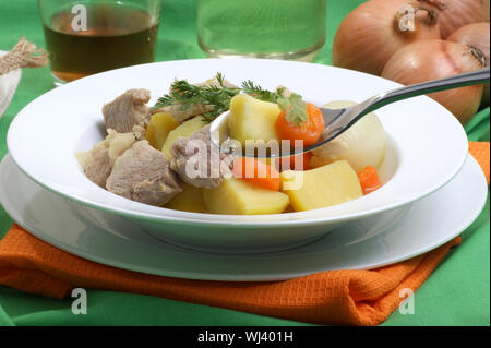 Originale stufato irlandese in una ciotola bianco Foto Stock