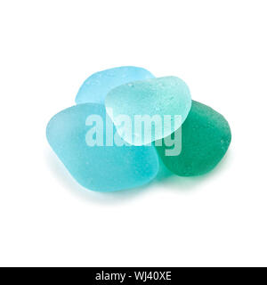 Pezzi di vetro levigato dal mare isolato su sfondo bianco Foto Stock