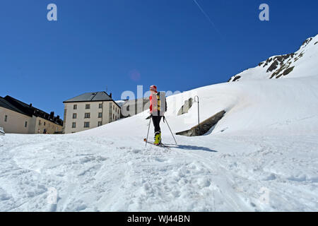 Arrivando all'antico ospizio di San Bernardo sul colle del Gran San Bernardo in Svizzera su sci di fondo sci Foto Stock