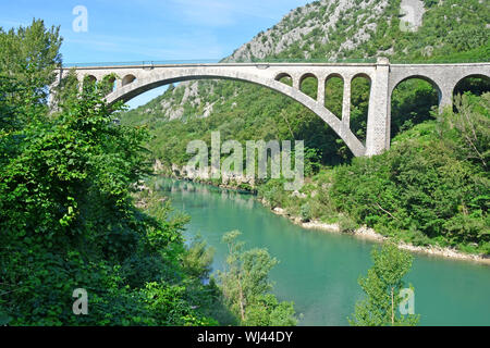 Il Solken Ponte sul Fiume Soca in Slovenia vicino a Nova Goriza. Il più grande arco in pietra nel mondo. Foto Stock