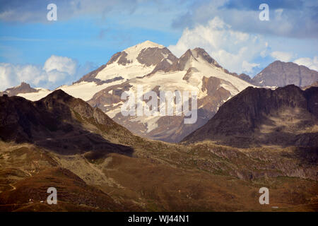 Il Monch (centro) e l'Eiger (a destra del centro) nelle Alpi Bernesi, visto da sud sul confine italo-svizzero Foto Stock