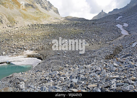 Il Pass Chriegalp sul confine tra Svizzera e Italia con un lago glaciale e piccoli iceberg si stacca dal ghiacciaio di fusione come il CL Foto Stock