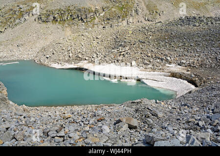 Iceberg rotto da un ghiacciaio in un lago glaciale in montagna come il clima si riscalda. Foto Stock