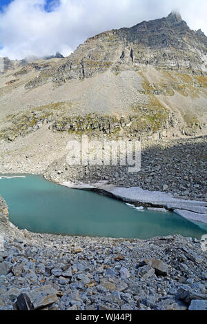 Il lago glaciale in montagna con lastre di ghiaccio rotto lontano come il clima si riscalda e il ghiacciaio si fonde Foto Stock