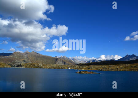 Vista serale del lago Totesee chiamato dopo una sanguinosa battaglia nelle guerre napoleoniche, sul Passo del Grimsel con le montagne della Valle Geretal in t Foto Stock