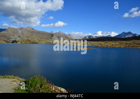 Vista serale del lago Totesee chiamato dopo una sanguinosa battaglia nelle guerre napoleoniche, sul Passo del Grimsel con le montagne della Valle Geretal in t Foto Stock