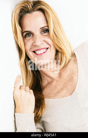 Donna sorridente su sfondo bianco, Spagna-Europa Foto Stock