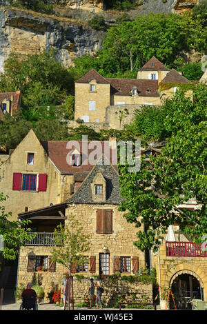 Case medievali a Roque-Gageac sotto la scogliera, tra i più belli della Francia villaggi, sul fiume Dordogne Foto Stock
