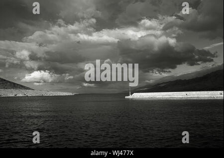 Nuvole nere al di sopra del mare. Una tempesta in arrivo. L'arte della fotografia. Foto stampabili Foto Stock