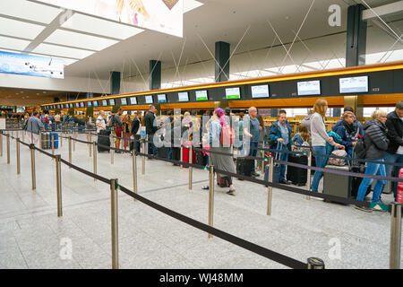 Zurigo, Svizzera - circa ottobre, 2018: zona di check-in in aeroporto internazionale di Zurigo. Foto Stock