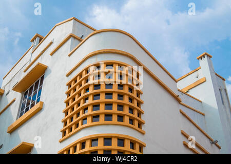 Finestra curva e i dettagli di una architettura Art Deco edificio era in Ipoh, Malaysia. Foto Stock