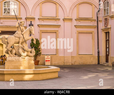 BRATISLAVA, Slovacchia - 27 agosto 2019: la luce del sole è illuminante Fontana di San Giorgio e il Drago nel palazzo primaziale di Bratislava, pro capite Foto Stock