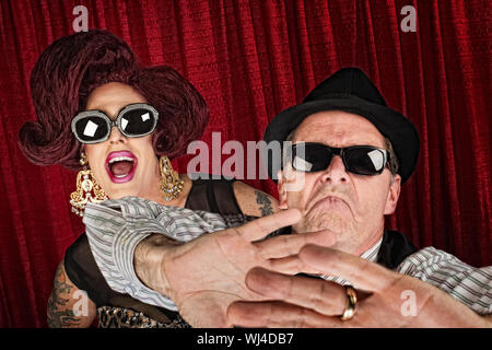 Oltre-uomo protettivo a Cappello con sorpresa drag queen Foto Stock