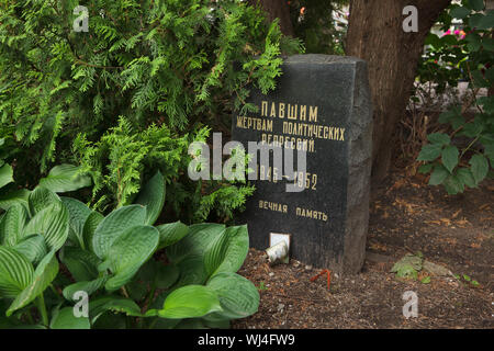 Tomba comunale di ceneri non reclamate numero tre, dove persone giustiziate dall'Nkvd sono stati segretamente sepolto dal 1945 al 1953, presso il Cimitero di Donskoye a Mosca, in Russia. Si ritiene che la tomba di massa contiene i resti dei membri della comunità ebraica Comitato Anti-Fascist, Giapponese di prigionieri di guerra, cosacco atamans Pyotr Krasnov e Andrei Shkuro, nonché dei resti dei capi militari dell'Esercito di Liberazione Russo (ROA) durante la II Guerra Mondiale, includono i generali Andrej Vlasov, Fëdor Truhin e Sergei Bunyachenko eseguito nel 1946. Rimane del famigerato capo della polizia segreta sovietica Lav Foto Stock